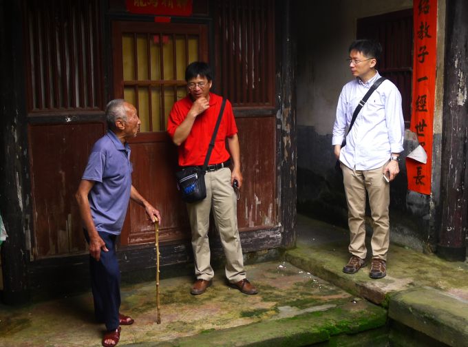 Professor Puk (1st right) visited the Yanzhong Village in Yanyang Town of Meizhou, northeastern Guangdong on 8 June, 2014.