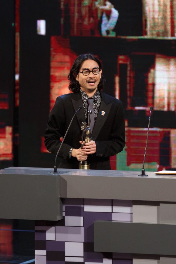 Wong Sau Ping, BA graduate in Fine Arts in 1998, being awarded 