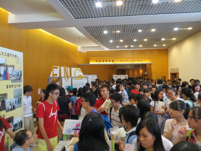 The Orientation Day for Undergraduate Admissions draws more than 60,000 visitors every year. Here is a snapshot of a real full house.