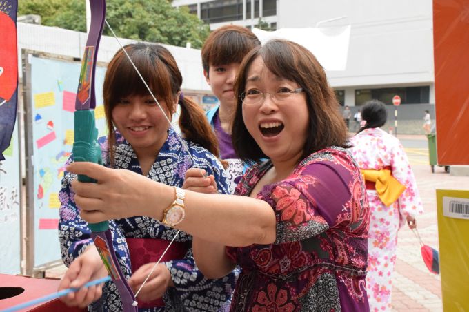 日本研究學系的井上由美老師相當投入遊戲之中，未能射中標靶，一臉遺憾