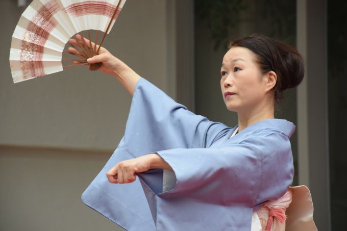 若柳老師正拿著扇子，表演日本的傳統舞蹈，舉手投足均是典雅的陰柔美