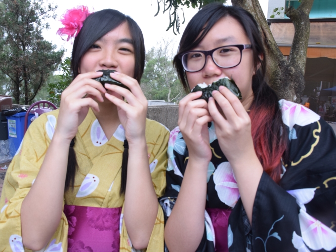 穿著日式浴衣的女同學享受著美味的飯糰border=0hspace=0