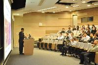 Prof. Bian Xiu-Wu shares his research experiences with our School members during the seminar
