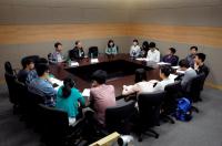 The two Academicians meet with the research postgraduates of the School