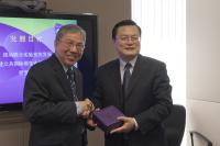 陈伟仪教授（左）向山东大学校长张荣教授（右）致送纪念品